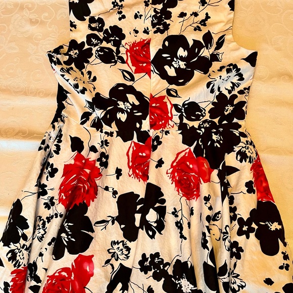 Ladies floral dress - Picture 2 of 6
